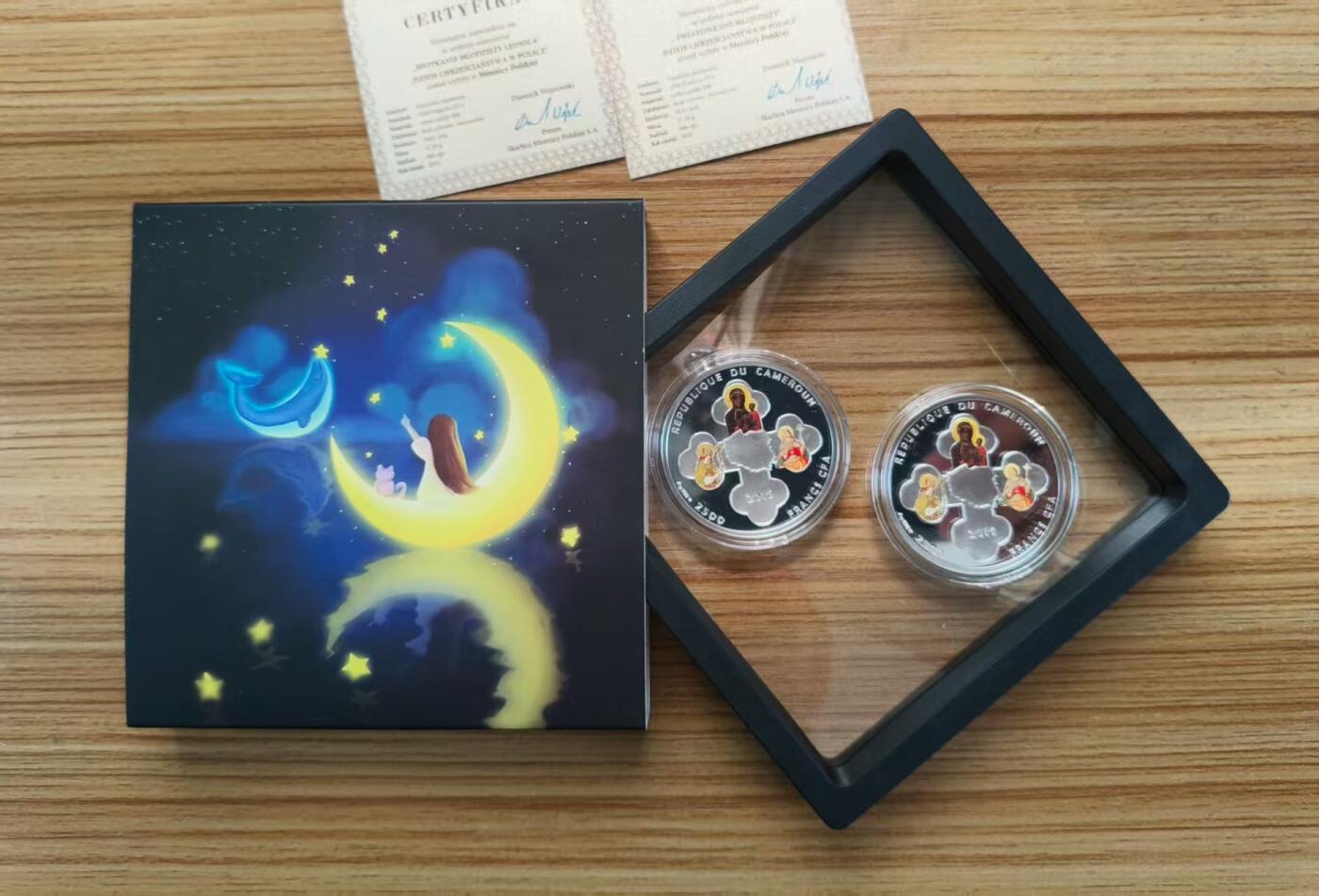 第184期拍卖 喀麦隆2016年，基督教世界青年节套装-世界青年日(波兰克拉科夫)+世界青年会议(波兰莱德尼察), 两枚完整全套装. 彩色精制纪念银币. 盒证全.(此套装共2枚,两枚币彩色面图案相同，非彩色面图案不同). 少见稀有漂亮银币套装. 实物超级精美漂亮. 国外售价315+美元.