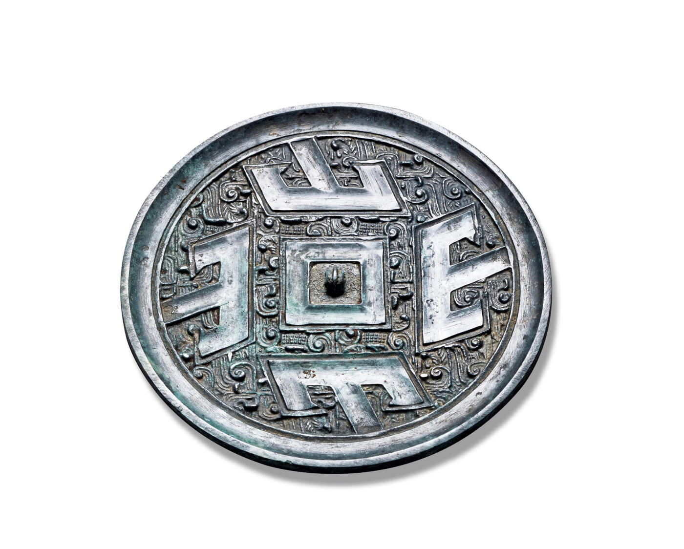 上海匡时2025年秋季拍卖会 中国历代钱币 铜镜专场 四山镜 弦钮，方钮座，钮座外置方形凹面宽带界格，饰四个左倾的“山”字纹，山字纹的底边平行于界格的四边围绕镜钮组成一个菱形，羽状纹铺地，素卷缘。镜纹饰精细缜密，保存完整。