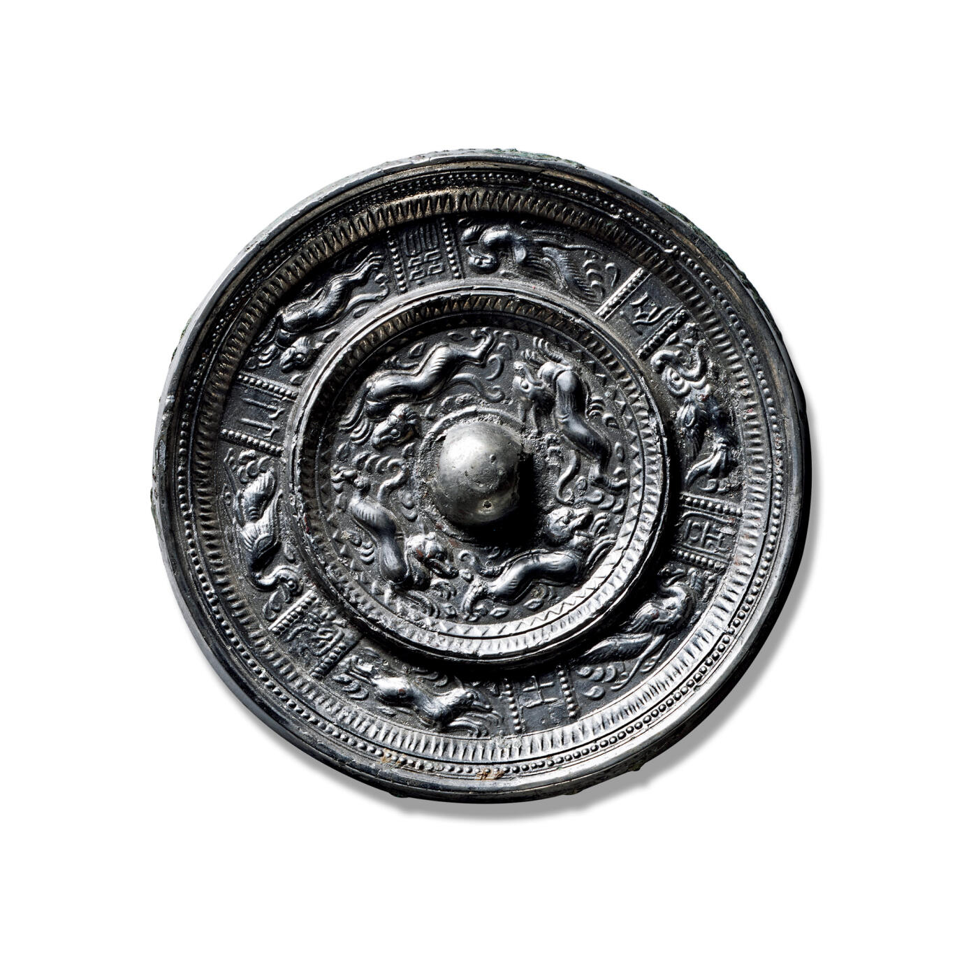 上海匡时2025年秋季拍卖会 中国历代钱币 铜镜专场 跑兽镜 圆形，圆钮，圆钮座。镜背纹饰分为内外两区。内区四只形态生动的瑞兽绕钮奔跑。外区瑞兽、鸾鸟、摩羯纹依次排列，姿态各异灵动自然。中间以篆书饰有六字铭文「金、石、丝、竹、匏、土」。这六字为古典八音其六。《乐记》中曾记载为：「金曰钟、石曰磬、丝曰弦、竹曰管、匏曰笙、土曰埙、革曰鼓、木曰柷」。铜镜铭文里出现古代乐器分类，不仅是在此时期，乃至整个中国铜镜中都是极为罕见的情况。此镜通体白亮，光彩照人，再