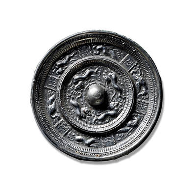 上海匡时2025年秋季拍卖会 中国历代钱币 铜镜专场 - 跑兽镜 圆形，圆钮，圆钮座。镜背纹饰分为内外两区。内区四只形态生动的瑞兽绕钮奔跑。外区瑞兽、鸾鸟、摩羯纹依次排列，姿态各异灵动自然。中间以篆书饰有六字铭文「金、石、丝、竹、匏、土」。这六字为古典八音其六。《乐记》中曾记载为：「金曰钟、石曰磬、丝曰弦、竹曰管、匏曰笙、土曰埙、革曰鼓、木曰柷」。铜镜铭文里出现古代乐器分类，不仅是在此时期，乃至整个中国铜镜中都是极为罕见的情况。此镜通体白亮，光彩照人，再