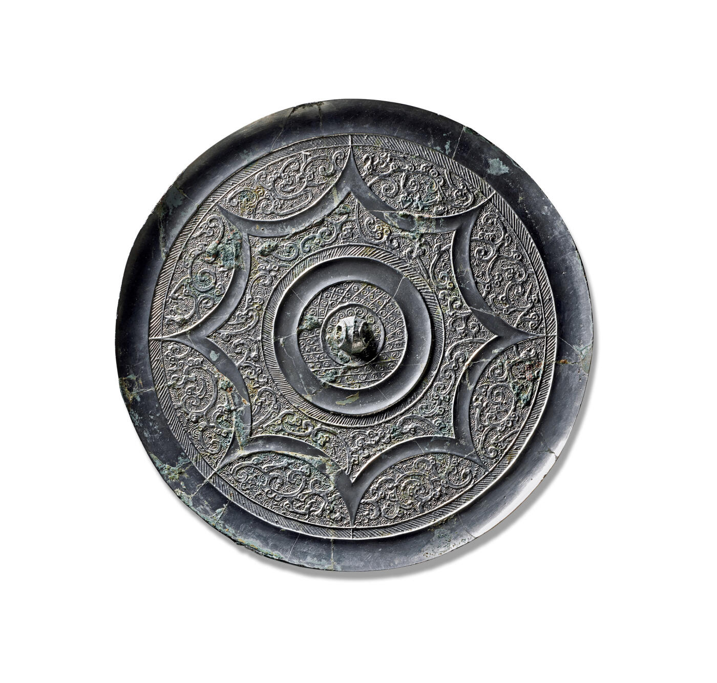 上海匡时2025年秋季拍卖会 中国历代钱币 铜镜专场 连弧纹蟠螭龙镜 圆形，三弦钮。主纹饰区由凹面宽带组成的八个内向连弧纹分隔成为内外两区。外区又因此分成八组，每两组均饰一蟠龙纹，龙首、身穿插于连弧纹中，尾部向上卷起，经纹饰内区盘绕，至另一连弧纹内伸出。龙首明显，怒目巨口，獠牙展露，身形曲折，足爪尖利，筋肉舒展，形态矫健。有象征毛发或鳞片的短斜线着于龙尾部。内区则饰四小龙，造型扭曲，情态夸张。此镜体硕大，纹饰华美，铸造精良，尺寸硕大，惜裂修。