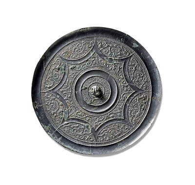 上海匡时2025年秋季拍卖会 中国历代钱币 铜镜专场 - 连弧纹蟠螭龙镜 圆形，三弦钮。主纹饰区由凹面宽带组成的八个内向连弧纹分隔成为内外两区。外区又因此分成八组，每两组均饰一蟠龙纹，龙首、身穿插于连弧纹中，尾部向上卷起，经纹饰内区盘绕，至另一连弧纹内伸出。龙首明显，怒目巨口，獠牙展露，身形曲折，足爪尖利，筋肉舒展，形态矫健。有象征毛发或鳞片的短斜线着于龙尾部。内区则饰四小龙，造型扭曲，情态夸张。此镜体硕大，纹饰华美，铸造精良，尺寸硕大，惜裂修。