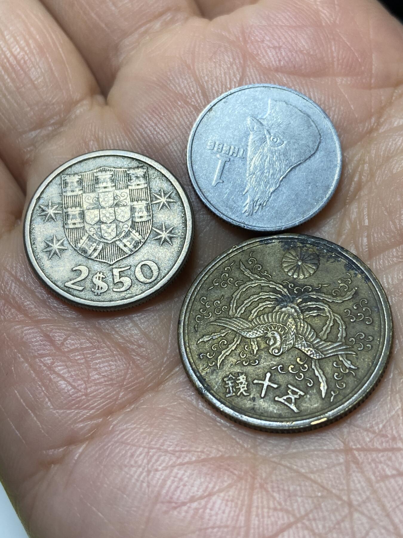 2025年第一百三十五场(总第一百六十一场）外国好品纸夹散币场(免佣金) 各国散币3枚：日本昭和二十一年50钱，葡萄牙🇵🇹1963年2.5埃斯库多，博茨瓦纳🇧🇼1991年1西比