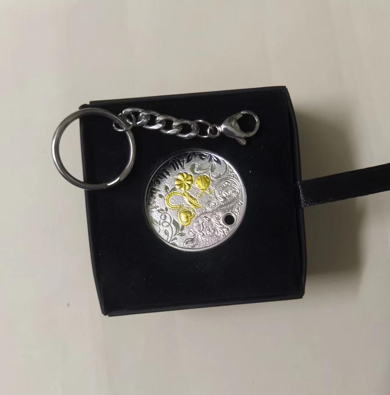 ❤️【币观天下】❤️ 第334期钱币拍卖- 2025.12.12周五晚上6点半场-长期征集拍品 纽埃2017年, “万事如意(All the Best)”-五福临门(五幸运符号:瓢虫,幸运草,马蹄铁,爱心,羽毛)圆孔镀金项链吊坠精制银币,配原装链环,盒证全. 寓意美好,“万事如意”最美好的祝福,更适合春节新年祝福礼品. 国外售价115欧元