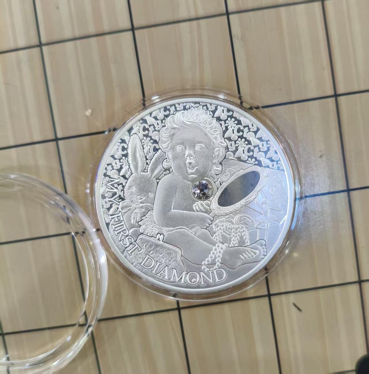 第184期拍卖  纽埃2022年，人生第一件宝贝系列(2)-我的第一颗钻石，镶嵌大颗粒闪耀宝石精制银币. 盒证全. 遵照最高国际银币制币质量标准铸制. 人生第一颗钻石寓意成功的未来. 非常漂亮. 国外售价110美元. 品相见实物照片