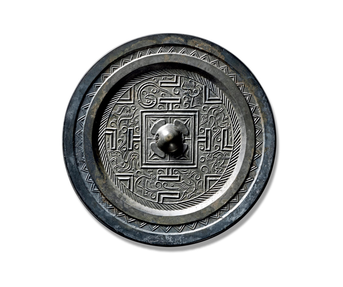 上海匡时2025年秋季拍卖会 中国历代钱币 铜镜专场 瑞兽规矩镜 圆形，圆钮，柿蒂纹钮座。钮区外为一周凹面界格，主纹为八瑞兽与博局纹搭配，无乳钉装饰。神兽形体皆以线工勾绘，具象写实，流畅遒劲，极富动感。