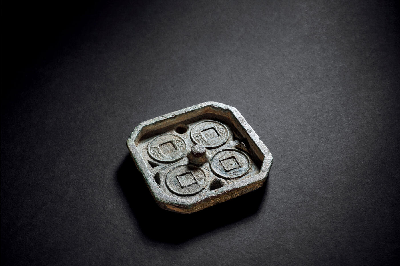 上海匡时2025年秋季拍卖会 中国历代钱币 铜镜专场 “货泉”铜母范一枚 “货泉”铜母范一枚，边长：63.9mm，厚：8.8mm，重量：137.5g