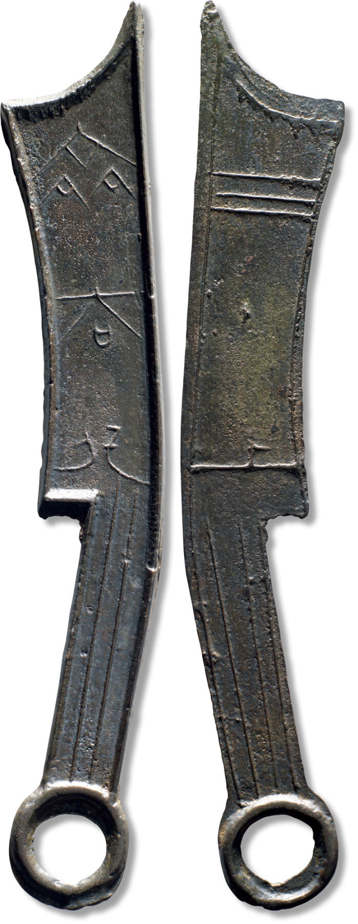 上海匡时2025年秋季拍卖会 中国历代钱币 铜镜专场 “齐大刀”背“上”三字刀一枚 “齐大刀”背“上”三字刀一枚，长：188.9mm，宽：30.4mm，厚：2.6mm，重量：46.4g，华夏评级：85，评级编号：6473018034