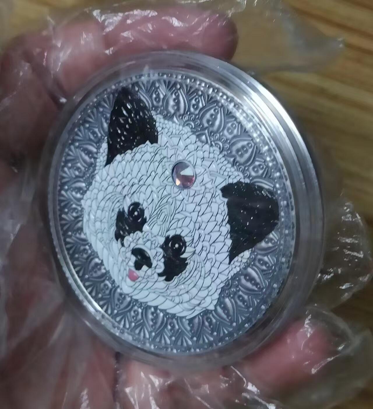 第184期拍卖  纽埃2021, 曼陀罗黄金对称系列-中国大熊猫, 2盎司高浮雕仿古、加大(直径达55mm)镶嵌彩虹施华洛世奇彩色银币. 盒证全.热门系列, 唯一中国元素漂亮银币.(国外售价302美元)