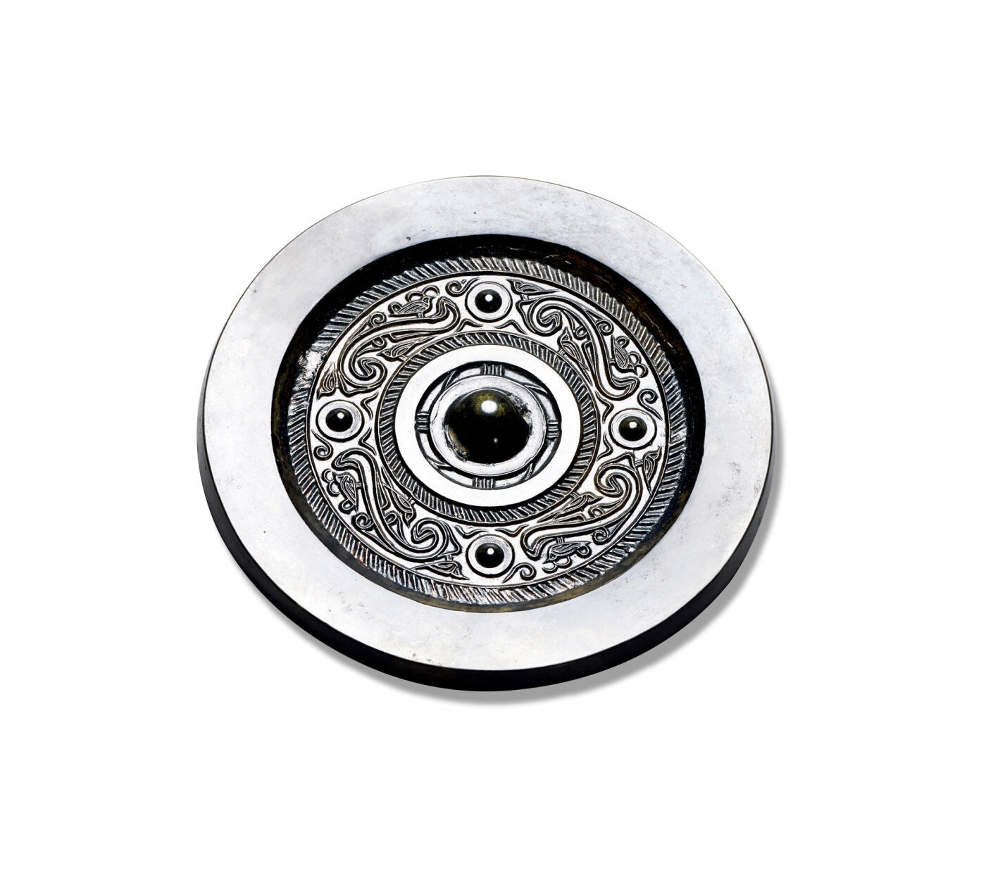 上海匡时2025年秋季拍卖会 中国历代钱币 铜镜专场 四乳四虺镜 圆形，圆钮，圆钮座。四枚乳丁分隔四区，其间以线工勾绘蟠虺纹，线工流畅道劲，虺纹两侧铸饰禽鸟纹，宽素缘，规整大气。此镜保存完好，铜质精良，镜体干净，全镜黑漆古，光气十足，值得收藏。