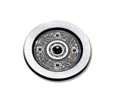 上海匡时2025年秋季拍卖会 中国历代钱币 铜镜专场 - 四乳四虺镜 圆形，圆钮，圆钮座。四枚乳丁分隔四区，其间以线工勾绘蟠虺纹，线工流畅道劲，虺纹两侧铸饰禽鸟纹，宽素缘，规整大气。此镜保存完好，铜质精良，镜体干净，全镜黑漆古，光气十足，值得收藏。