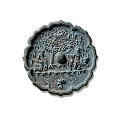 上海匡时2025年秋季拍卖会 中国历代钱币 铜镜专场 - 许由巢父故事镜 八出菱花形，圆钮。此镜风格古朴典雅。镜钮下方饰有河流，落花漂浮于流水之上。岸边一人坐于树下，右手抬至耳边；树右侧另一人牵牛而行，右手指向坐者。画面生动再现了许由洗耳、巢父牵牛相问的经典瞬间。镜中构图高低起伏，立体感强烈，纹饰以浮雕手法精细刻画，布局讲究，铸造精良。