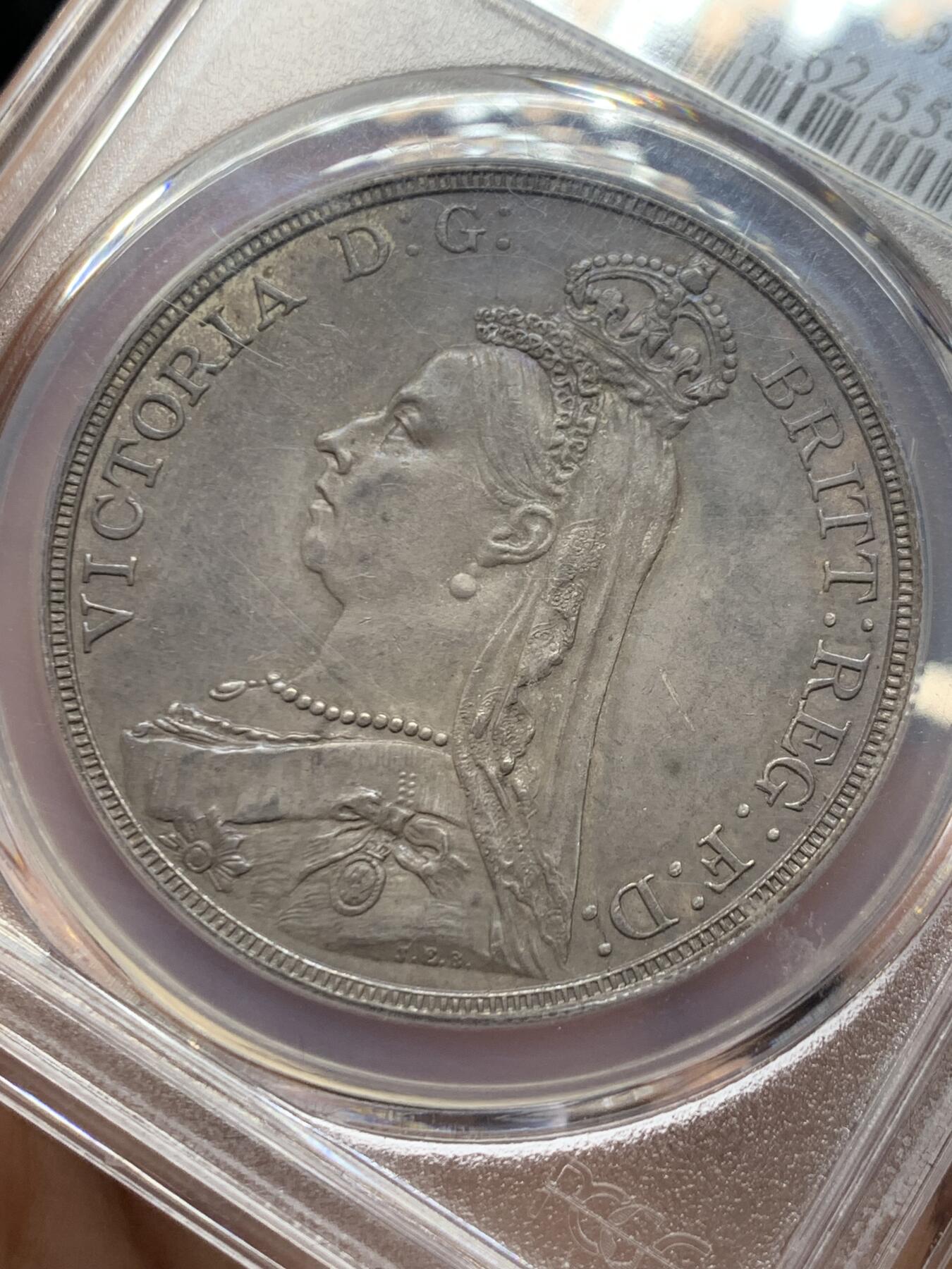 《竞宝斋》第446场 周日，周一，2场连拍 （全场包邮） PCGS MS62 英国1887年维多利亚高冠马剑克朗银币 正反均匀深包浆，人物细节清晰，背面马剑骑士肌肉分明，底光均匀，同分顶级状态，不可多得的藏品