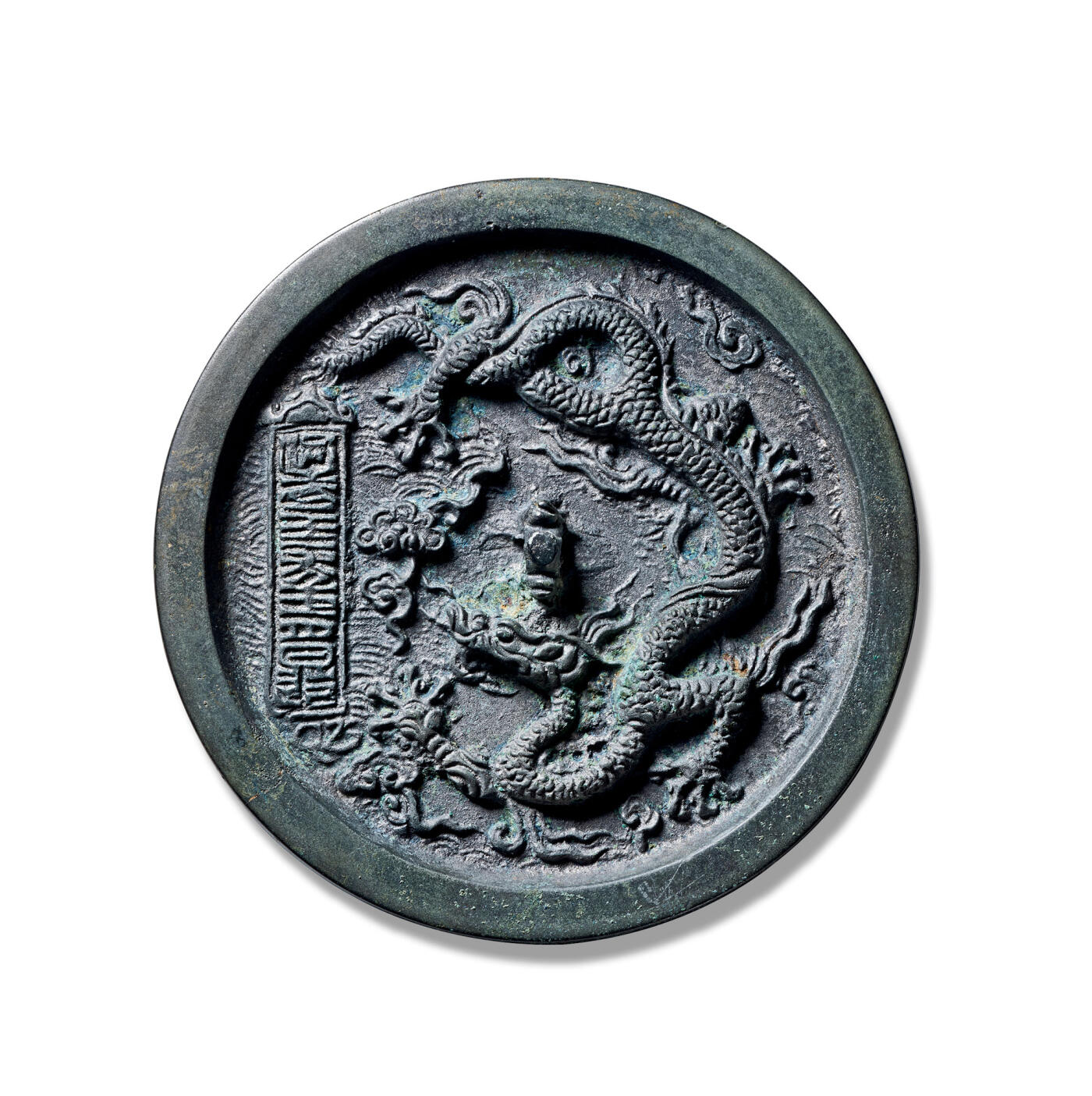 上海匡时2025年秋季拍卖会 中国历代钱币 铜镜专场 洪武二十二年单龙镜 圆形，山形钮，镜背施浮雕之技装饰一条修长苍健、气势磅礴的龙纹，背脊明显，鳞甲清晰，四肢舒展作凌空之态，地章满饰海水纹。龙呈双角之姿，瞠目隆眉，且为五爪之象，等级极高，左侧莲花之间置铭文方格，上书篆体“洪武二十二年正月日造”，为洪武龙纹的标准器，包浆古朴熟美，完美品相。