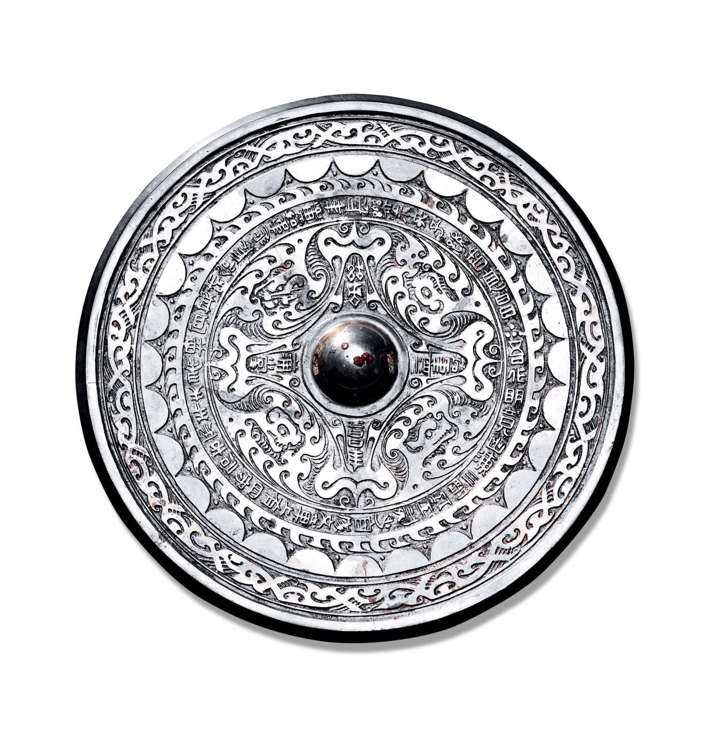 上海匡时2025年秋季拍卖会 中国历代钱币 铜镜专场 “吾作明竟”剪纸式变形四叶四龙铭文镜 圆形，圆钮，圆钮座。钮座外四方“曾年益寿，子孙满堂”八字篆书铭文，字体优美。硕大变形的四蝙蝠形叶将镜背分为四区，每区饰一只被火焰包围的呲牙龙首，主纹外为一圈篆书铭文：“吾作明竟，幽湅三刚。巧工刻之，自成文章。上有四守，辟去不羊。夫帚相宜，其师命长。延寿万年，长乐未央。子孙番息，昌。”铭文特殊，寓意吉祥。铭文外为一圈火焰纹及内连弧纹，外郭双圈旋纹夹着一圈宽体勾连