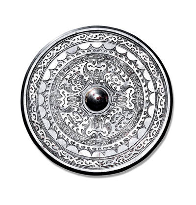 上海匡时2025年秋季拍卖会 中国历代钱币 铜镜专场 - “吾作明竟”剪纸式变形四叶四龙铭文镜 圆形，圆钮，圆钮座。钮座外四方“曾年益寿，子孙满堂”八字篆书铭文，字体优美。硕大变形的四蝙蝠形叶将镜背分为四区，每区饰一只被火焰包围的呲牙龙首，主纹外为一圈篆书铭文：“吾作明竟，幽湅三刚。巧工刻之，自成文章。上有四守，辟去不羊。夫帚相宜，其师命长。延寿万年，长乐未央。子孙番息，昌。”铭文特殊，寓意吉祥。铭文外为一圈火焰纹及内连弧纹，外郭双圈旋纹夹着一圈宽体勾连