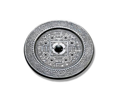 上海匡时2025年秋季拍卖会 中国历代钱币 铜镜专场 - “桼言之纪”神兽规矩镜 圆形，圆钮，柿蒂纹钮座。钮外双线凹面方格内，四角各饰两组半圆卷叶纹。四“T”纹两侧配以圆钮座八乳钉，并与博局纹共同将主区分为四方八区，其间以卷叶纹间隔，“V”纹两两相对，中夹八区铭文：“桼言之纪从竟始，湅怡铜锡去其宰，长保二亲利孙子。”外围饰一周栉齿纹。镜缘宽厚平整，饰一周锯齿纹与一周双线水波纹。此镜通体黑漆古，纹饰与字口皆清晰规整。惜裂修。