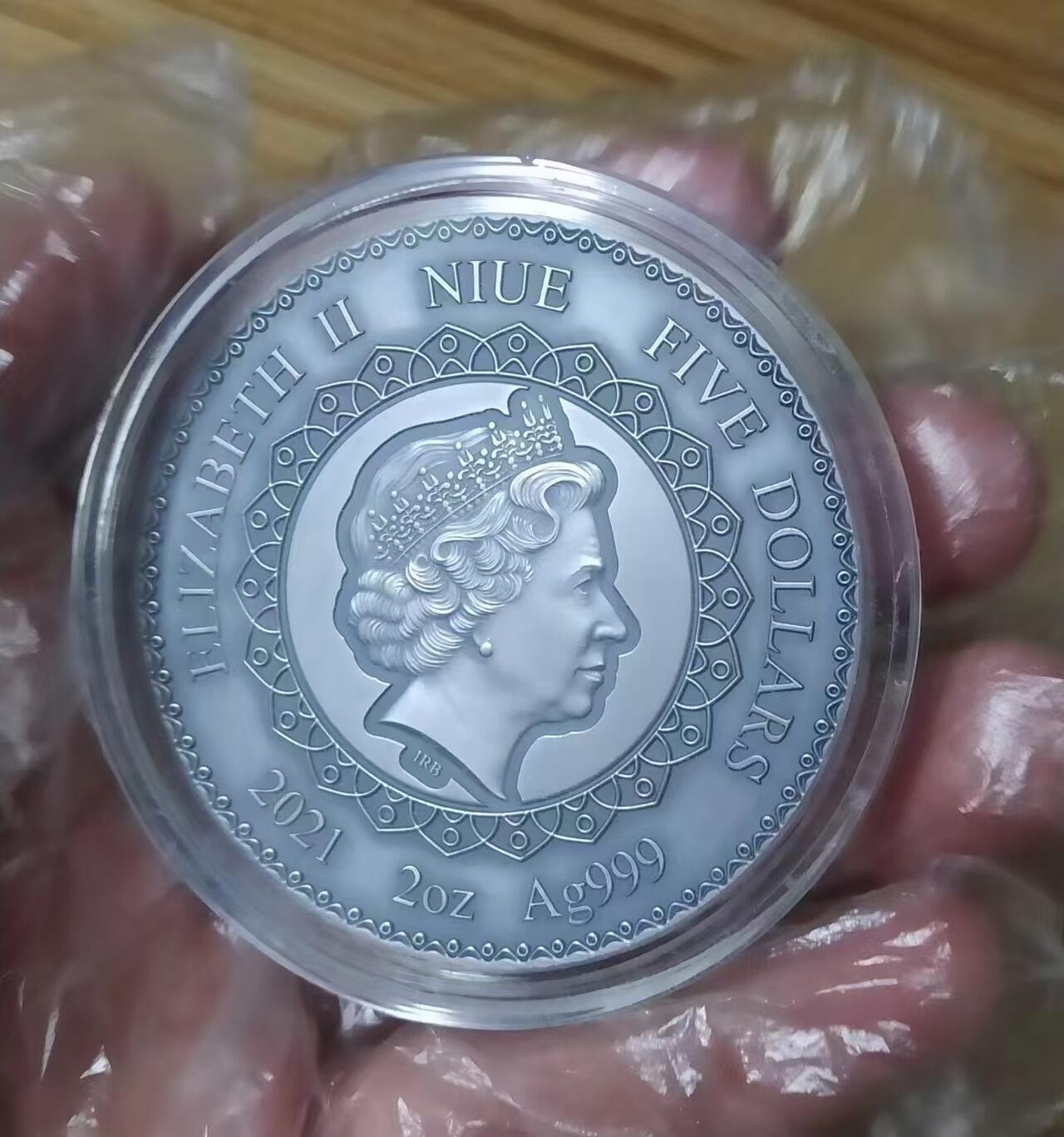 第184期拍卖  纽埃2021, 曼陀罗黄金对称系列-中国大熊猫, 2盎司高浮雕仿古、加大(直径达55mm)镶嵌彩虹施华洛世奇彩色银币. 盒证全.热门系列, 唯一中国元素漂亮银币.(国外售价302美元)