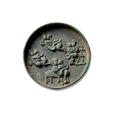 上海匡时2025年秋季拍卖会 中国历代钱币 铜镜专场 - 人物故事镜 圆形，无钮。镜背刻画四组男女性戏图案，形象生动，素窄缘。镜中可见交椅、春凳等家具款式，对古代家具研究具有参考价值。此镜昔日为闺中秘藏，今已物是人非，空留风花雪月。仁者见仁，智者见智，实为一件值得收藏之物。