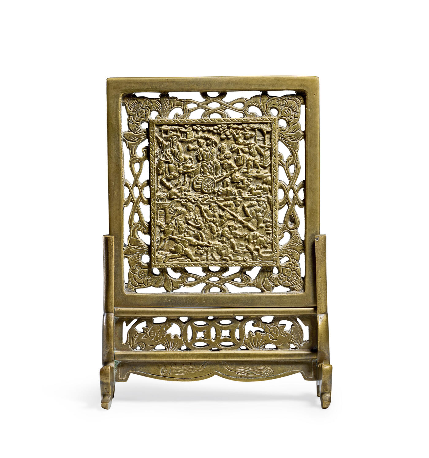 上海匡时2025年秋季拍卖会 中国历代钱币 铜镜专场 狩猎图人物故事砚屏 此件插屏以精铜铸成，由屏芯和座屏两部分组成。屏芯雕狩猎图人物故事，其四周镂空雕刻福寿纹。座屏采用镂空雕刻蝙蝠、连体钱纹。此件插屏其大小适宜，恰可于案上作砚屏用，为文人雅设不可或缺之物。