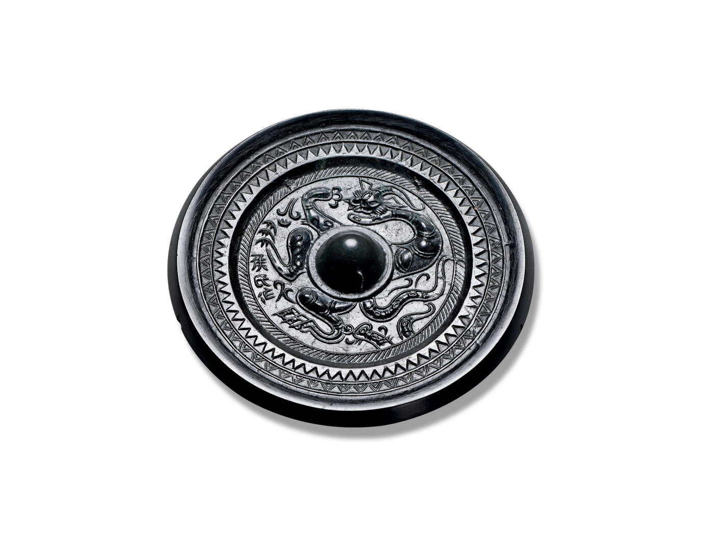 上海匡时2025年秋季拍卖会 中国历代钱币 铜镜专场 “侯氏作”单龙镜 圆形，圆钮，圆钮座。镜背以浮雕工艺铸饰单龙纹，龙体饱满苍健，瞠目张口，形态威武。镜缘饰一周锯齿纹与折线纹。此镜保存完好，状态佳，铜质精良，黑漆古光气上乘，实为收藏佳品。