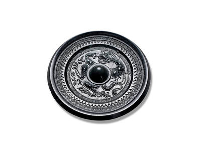 上海匡时2025年秋季拍卖会 中国历代钱币 铜镜专场 - “侯氏作”单龙镜 圆形，圆钮，圆钮座。镜背以浮雕工艺铸饰单龙纹，龙体饱满苍健，瞠目张口，形态威武。镜缘饰一周锯齿纹与折线纹。此镜保存完好，状态佳，铜质精良，黑漆古光气上乘，实为收藏佳品。