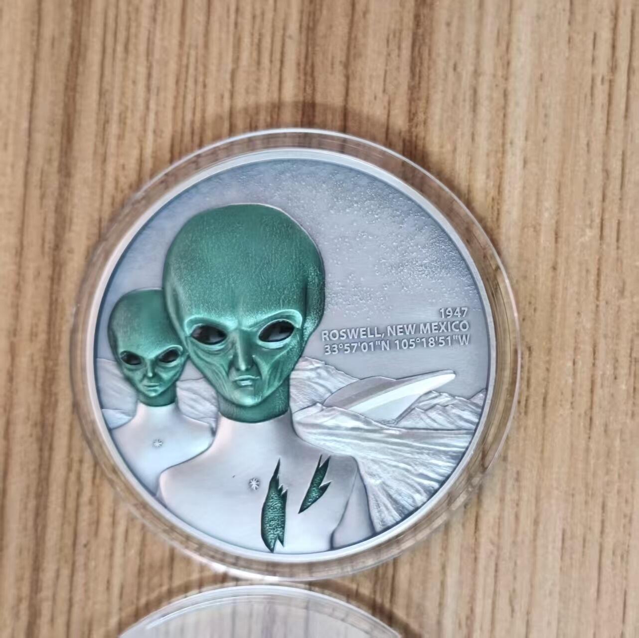 第184期拍卖 【龙头币】喀麦隆2024年, 星际现象(1)-罗斯威尔UFO事件，2盎司加大(直径达50mm), 金属蓝彩色、高浮雕、仿古、双面彩色纪念银币. 盒证全. (龙头币 新热门飞碟系列第一枚)，实物超漂亮质感动感. 国外售价436+美元