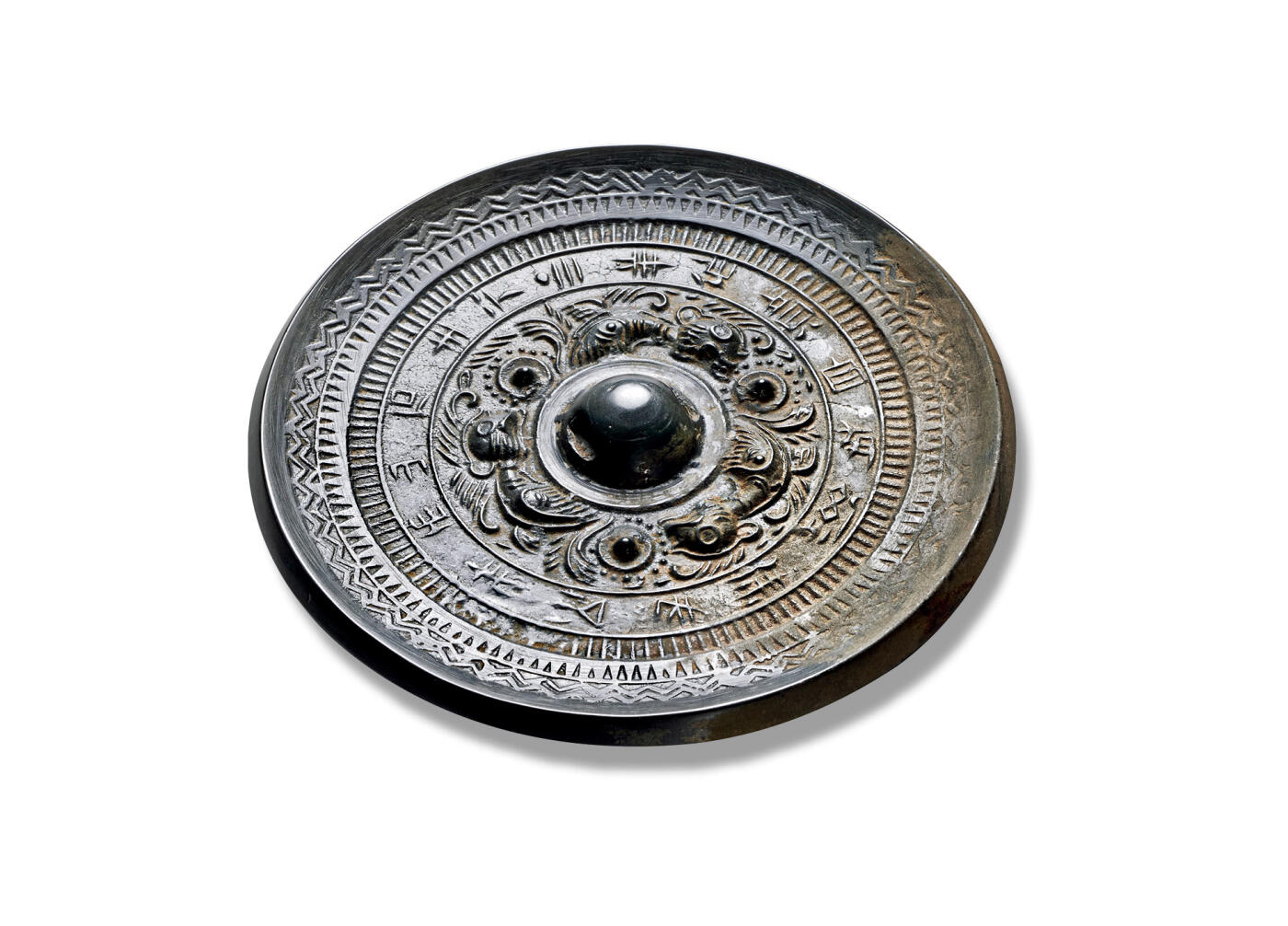 上海匡时2025年秋季拍卖会 中国历代钱币 铜镜专场 “青羊作”三乳三虎镜 圆形，圆钮，圆钮座。镜钮周围浮雕三虎环绕，两虎相对，一虎尾随。虎身皆作躬背曲尾之姿，形态生动可爱。其外为一圈篆书铭文带，铭文带外接一周栉齿纹。边缘纹饰区由栉齿纹与双线齿纹组成。此镜品相极佳，工艺精湛，黑漆古皮壳温润，纹饰塑造细腻传神。