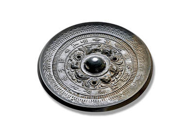 上海匡时2025年秋季拍卖会 中国历代钱币 铜镜专场 - “青羊作”三乳三虎镜 圆形，圆钮，圆钮座。镜钮周围浮雕三虎环绕，两虎相对，一虎尾随。虎身皆作躬背曲尾之姿，形态生动可爱。其外为一圈篆书铭文带，铭文带外接一周栉齿纹。边缘纹饰区由栉齿纹与双线齿纹组成。此镜品相极佳，工艺精湛，黑漆古皮壳温润，纹饰塑造细腻传神。