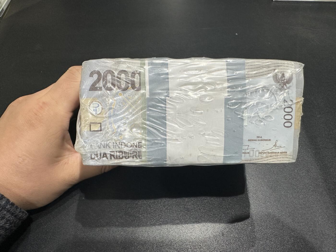 《外钞收藏家》第五百九十二期（精选场）（本平台长期征集拍品、欢迎藏友们联系合作） 印度尼西亚倒三版2000卢比整捆1千张带原封条（号码不错）	UNC