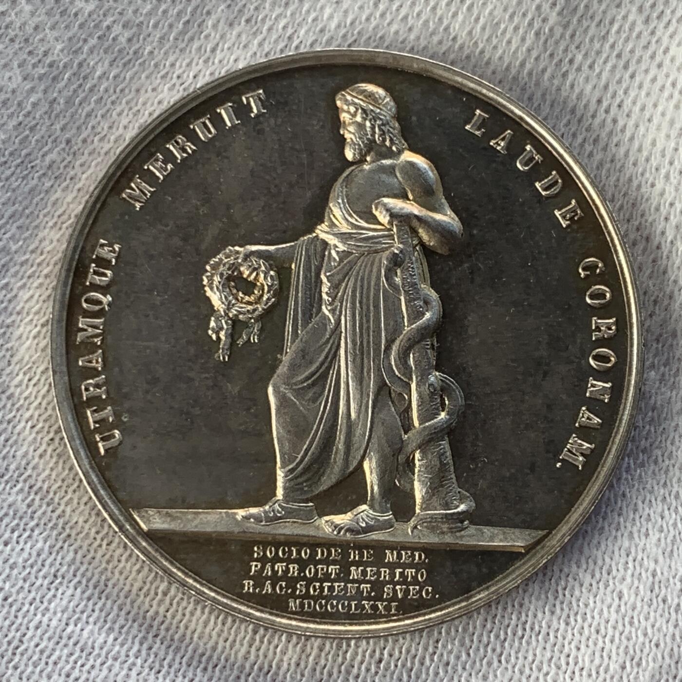 掌中浮雕-藏着的欧洲第045场 1871年医神银章， 31mm,14.6g， 女雕模师L. Ahlborn作品。正面为医生卡尔·约翰·埃克斯特罗默。镜面效果。罕见