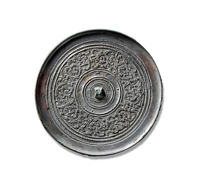 上海匡时2025年秋季拍卖会 中国历代钱币 铜镜专场 - 蟠螭纹镜 圆形，三弦钮，圆钮座，钮座外分别有四周凸平棱，间以云雷纹、复线纹。外周的凸平棱对称分出三个博山炉样的花蕾，将纹饰分为三区，每区内蟠螭纹从中勾连交错。地纹为云雷纹，内凹式卷缘。