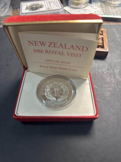 ❤️【币观天下】❤️ 第334期钱币拍卖- 2025.12.12周五晚上6点半场-长期征集拍品 - 新西兰1986年伊丽莎白女王登基1盎司精制纪念银币盒证齐全