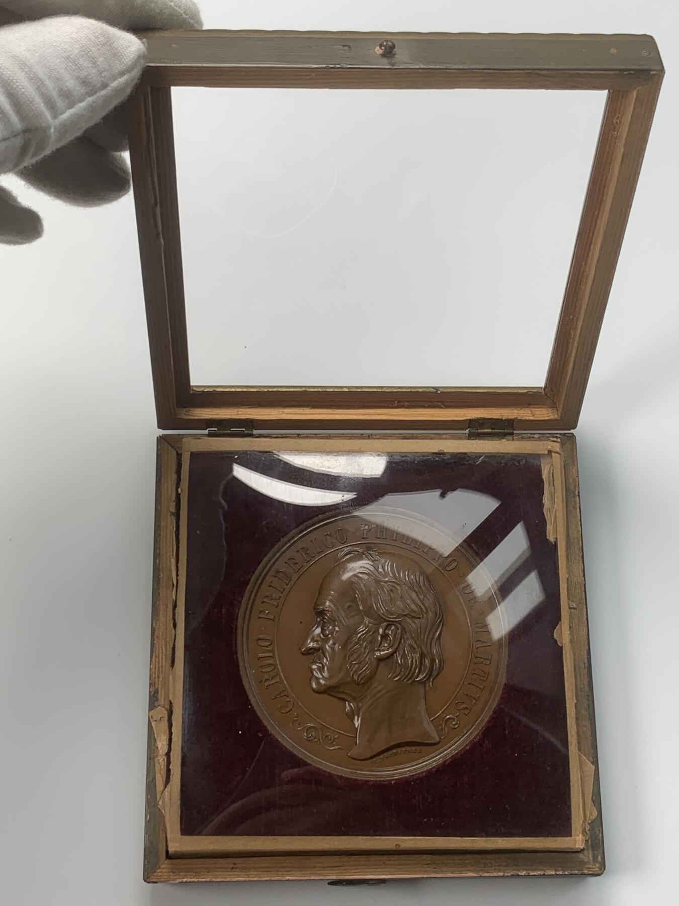 掌中浮雕-藏着的欧洲第045场 1864年植物学家马修斯获得博士学位50周年铜章， 70mm，Radnitzky雕刻 , 木质双面玻璃罩盒子