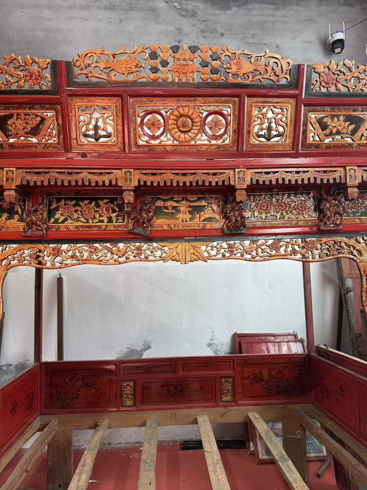 清代 柏木鎏金千工床     6号 尺寸长237高228宽147 纯手工制作 鎏金雕刻 榫卯结构 整体用料厚重 品相自然包浆 雕刻寓意丰富 展览实用装修佳品