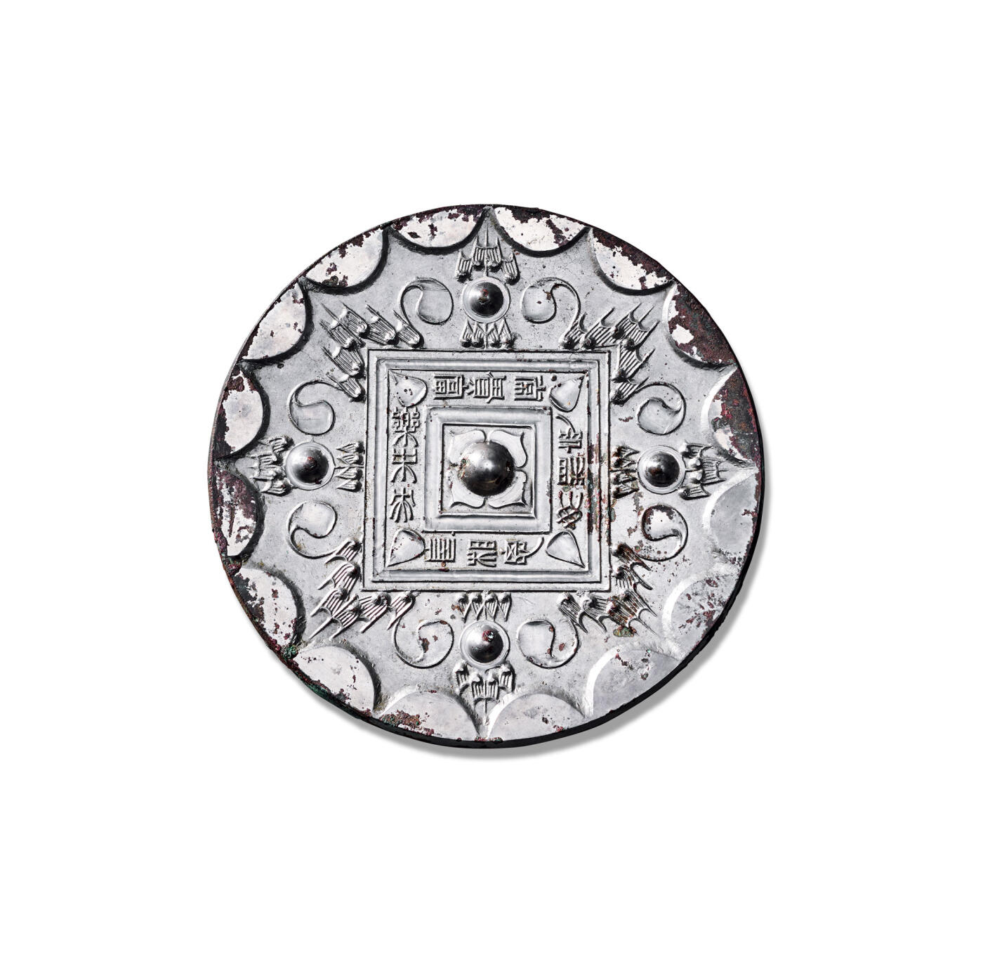 上海匡时2025年秋季拍卖会 中国历代钱币 铜镜专场 特殊版别草叶纹镜 圆形，圆钮，柿蒂纹钮座，外接双弦纹方框，座外一个凹面小方格和一凹面大方格，格内饰篆体“长相思，勿相忘，常贵富，乐未央”铭。方格四角内为桃形花苞，此镜与一般草叶纹镜不同，四枚乳钉压在大方格外侧中心，四角外饰三迭草叶纹，四边中心点外为单层草叶纹，两侧叶纹大而卷曲，形成八株草叶纹和八片叶纹相间排列的格局，非常奇特。此镜银光闪亮，纹饰清晰，铸造精良，整体图案典雅，大气，纹饰极少见，品相甚