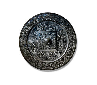 上海匡时2025年秋季拍卖会 中国历代钱币 铜镜专场 - 四灵神兽规矩镜 圆形，圆钮。双线凹面方格内十二枚乳钉间隔十二地支铭。四“T”纹两侧有圆钮座八乳钉与规矩纹将主纹饰分为四方八区，其间饰羽人神兽隔“V”纹两两相对，青龙与羽人相对，玄武与白虎相对，神鹿与朱雀相对，瑞鸟与鸾鸟相对，空白处填以云气纹。主纹外饰栉齿纹，宽厚平缘上饰一周锯齿纹和一周水波纹。此镜版工极佳，线条细腻。