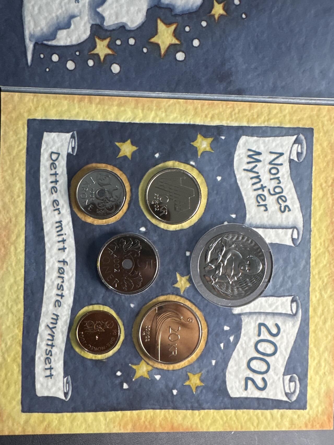 ❤️【币观天下】❤️ 第334期钱币拍卖- 2025.12.12周五晚上6点半场-长期征集拍品 挪威2002年新生儿宝宝的第一套硬币官方卡装5枚硬币+1枚纪念章