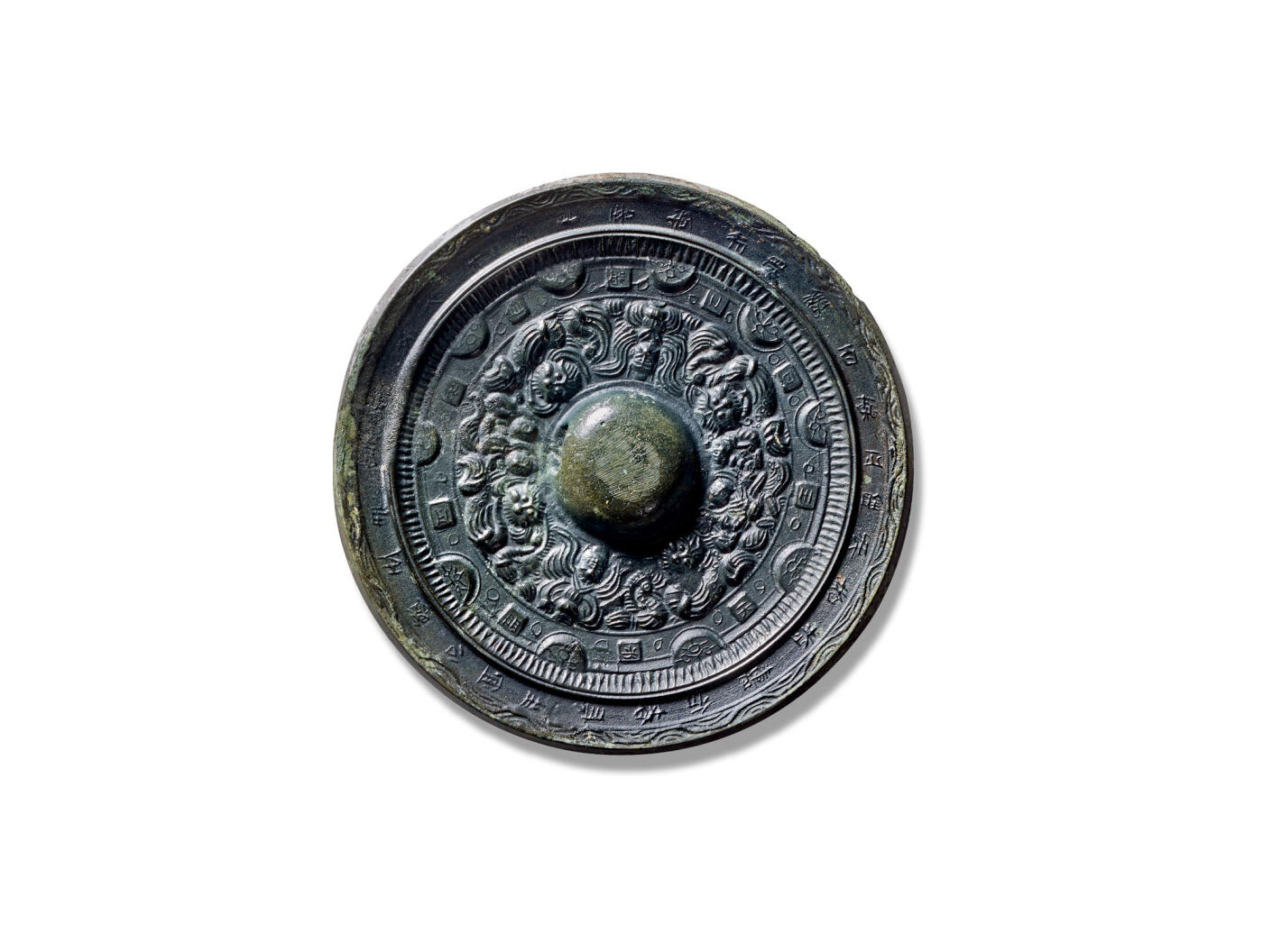 上海匡时2025年秋季拍卖会 中国历代钱币 铜镜专场 “作者长生”半圆方枚神人神兽镜 圆形，圆钮，圆钮座。钮座外主纹为四组仙神人神兽，飞龙首尾相接，环绕镜钮。外区为十个半圆与方枚相间，方枚上饰有铭文，外饰一圈节齿纹，镜缘上有一圈小字篆书铭文：“太平元年，吾造作明镜，百湅正铜，服者老寿，作者长生，宜公卿。”外缘上一圈水波纹。