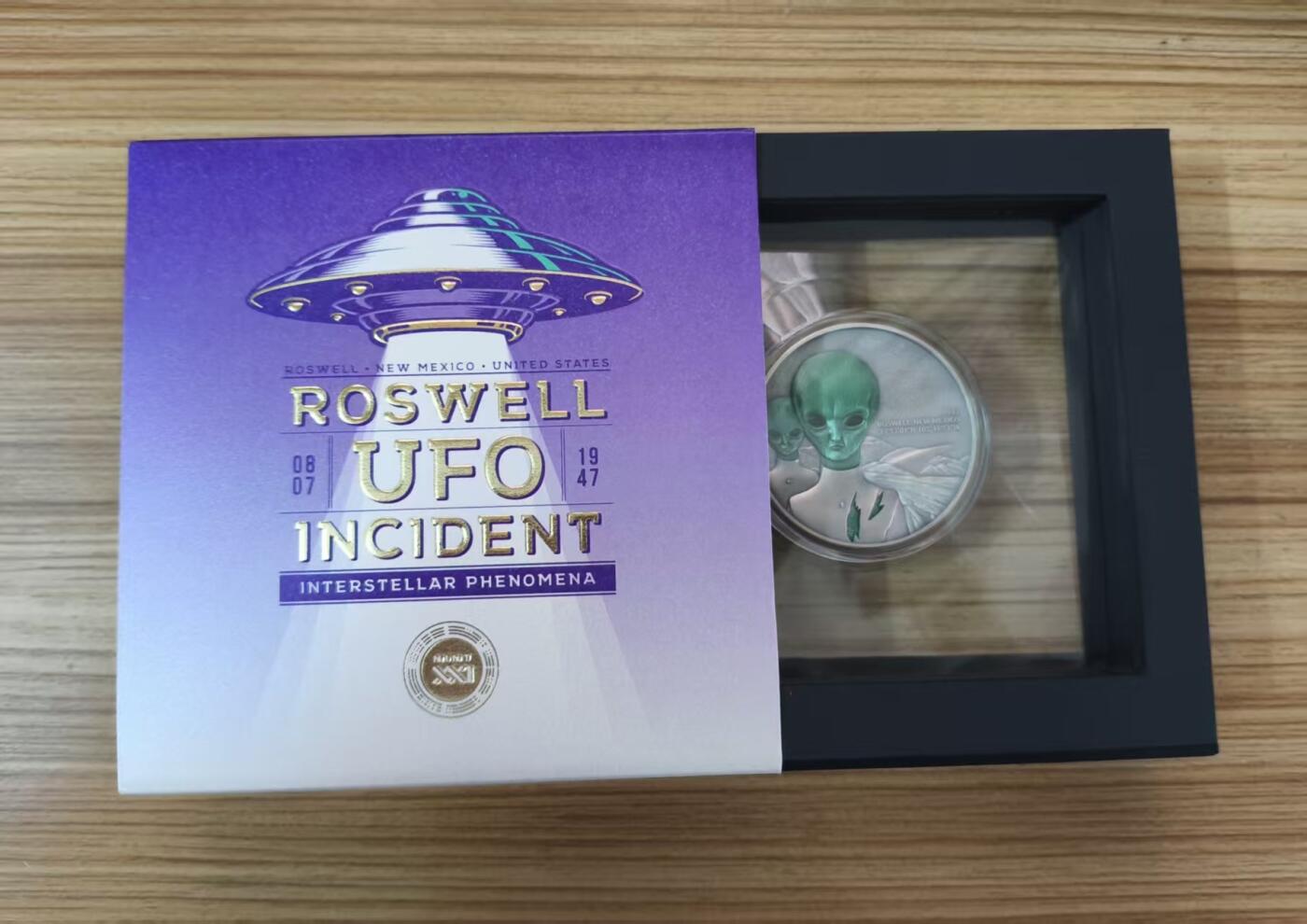 第184期拍卖 【龙头币】喀麦隆2024年, 星际现象(1)-罗斯威尔UFO事件，2盎司加大(直径达50mm), 金属蓝彩色、高浮雕、仿古、双面彩色纪念银币. 盒证全. (龙头币 新热门飞碟系列第一枚)，实物超漂亮质感动感. 国外售价436+美元