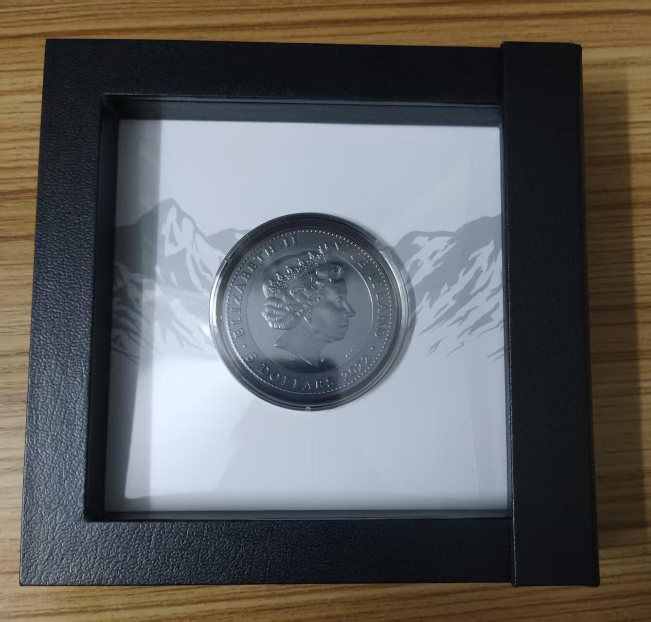 第184期拍卖 纽埃2022年， 喜马拉雅雪人-夜帝，2盎司，集 超高浮雕,局部仿古,黑色精制,钌化抗氧化,镶嵌蓝色树脂,凹面,microprinting尖端技术工艺于一体之大成纪念银币. 盒证全. 充满神秘感超高颜值,实物更漂亮震撼. 大热门. 国外售价315+美元