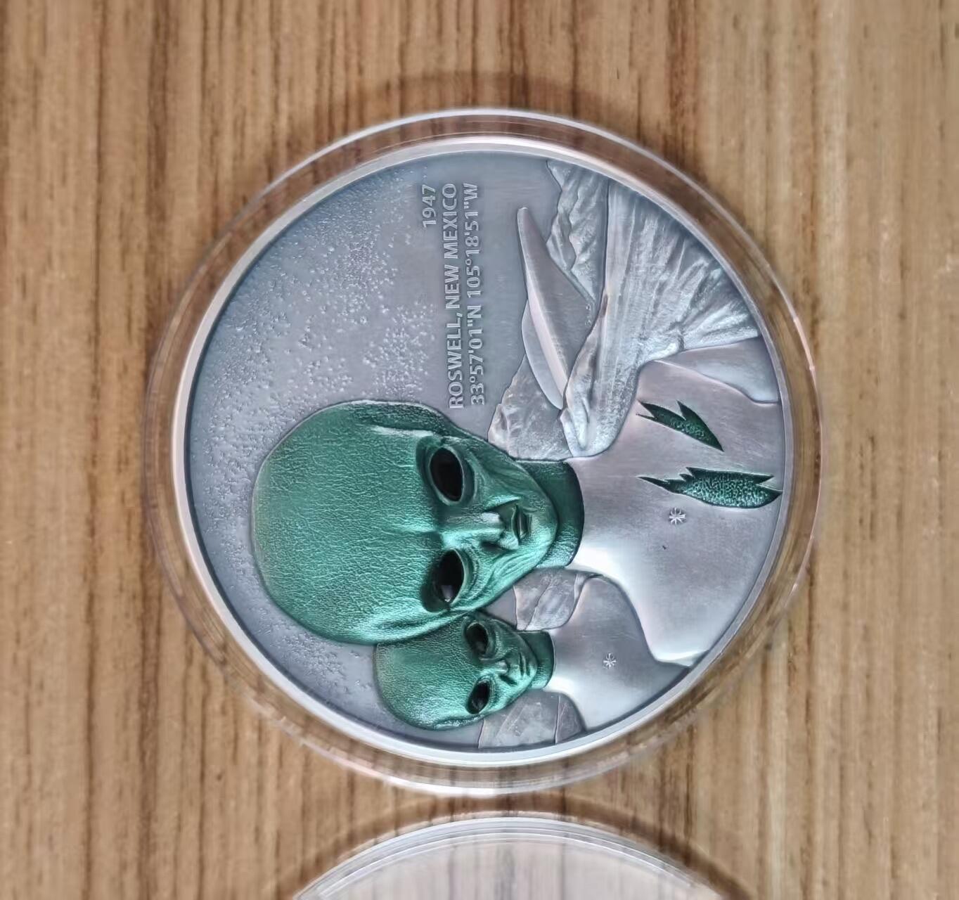 第184期拍卖 【龙头币】喀麦隆2024年, 星际现象(1)-罗斯威尔UFO事件，2盎司加大(直径达50mm), 金属蓝彩色、高浮雕、仿古、双面彩色纪念银币. 盒证全. (龙头币 新热门飞碟系列第一枚)，实物超漂亮质感动感. 国外售价436+美元