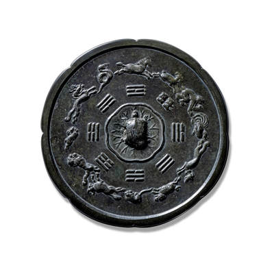 上海匡时2025年秋季拍卖会 中国历代钱币 铜镜专场 - 龟钮十二生肖八卦镜 八出葵花形，龟钮，荷叶纹钮座。钮外装饰一周八卦纹饰，之外为一圈浮雕十二生肖沿顺时针方向奔跑，刻画细腻，动感十足。此镜版模清晰，镜体厚重，较为少见，黑漆古皮壳，光气一流。