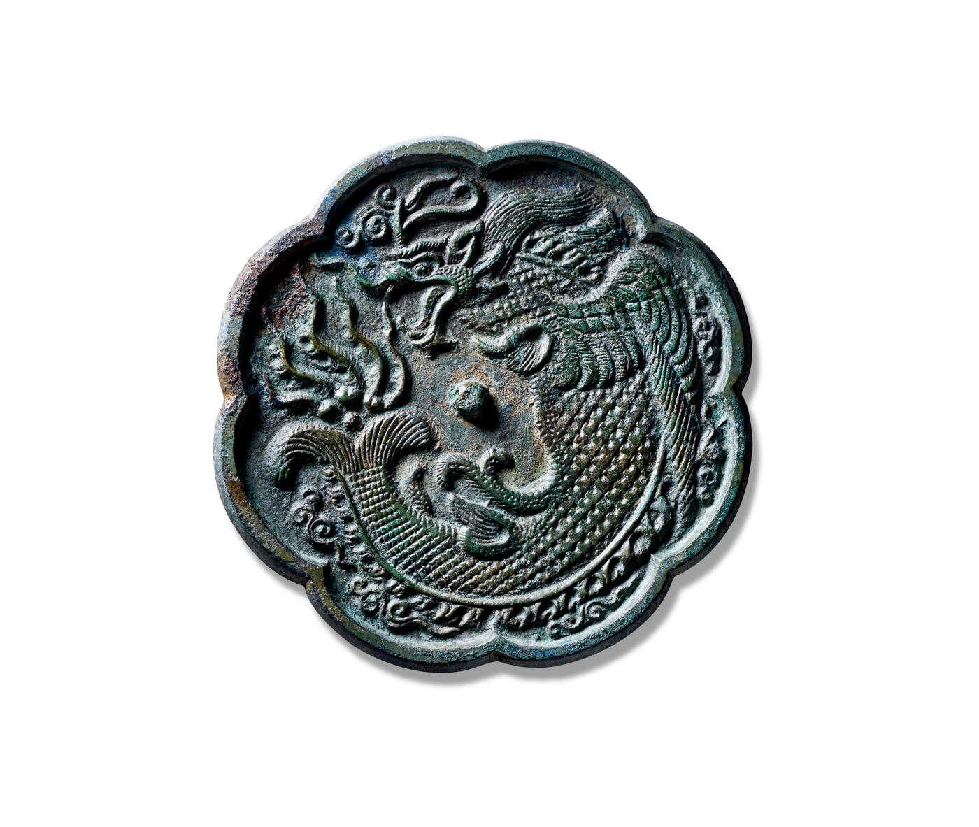 上海匡时2025年秋季拍卖会 中国历代钱币 铜镜专场 鱼化龙镜 八出葵花形，圆钮。镜背以高浮雕工艺饰鱼化龙纹，身躯丰硕，鳞甲历历，瞠目张口，威仪自生。肩部双翼舒展，羽片层迭；尾部环以火焰纹，正呈蜕变飞升之势。整体构图饱满，刻画精细入微，品相完好。