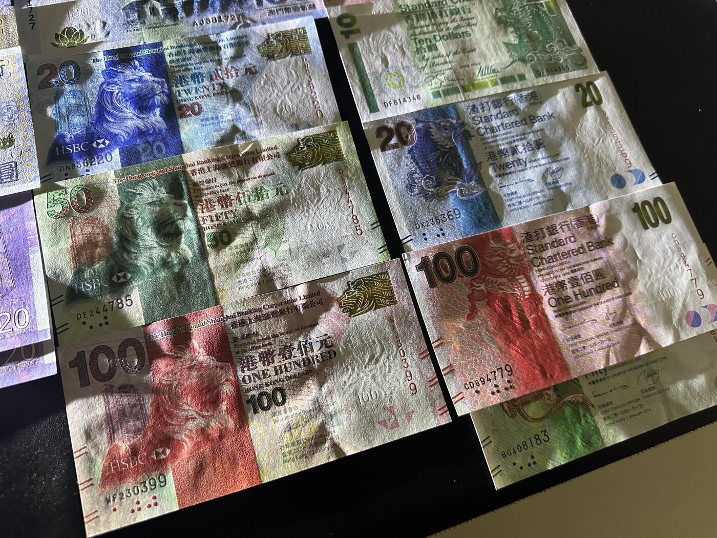 《外钞收藏家》第五百九十二期（精选场）（本平台长期征集拍品、欢迎藏友们联系合作） 港币塑料钞标准10连号+港澳币10-100元小面额还有纪念钞一起  共1000元 全新UNC