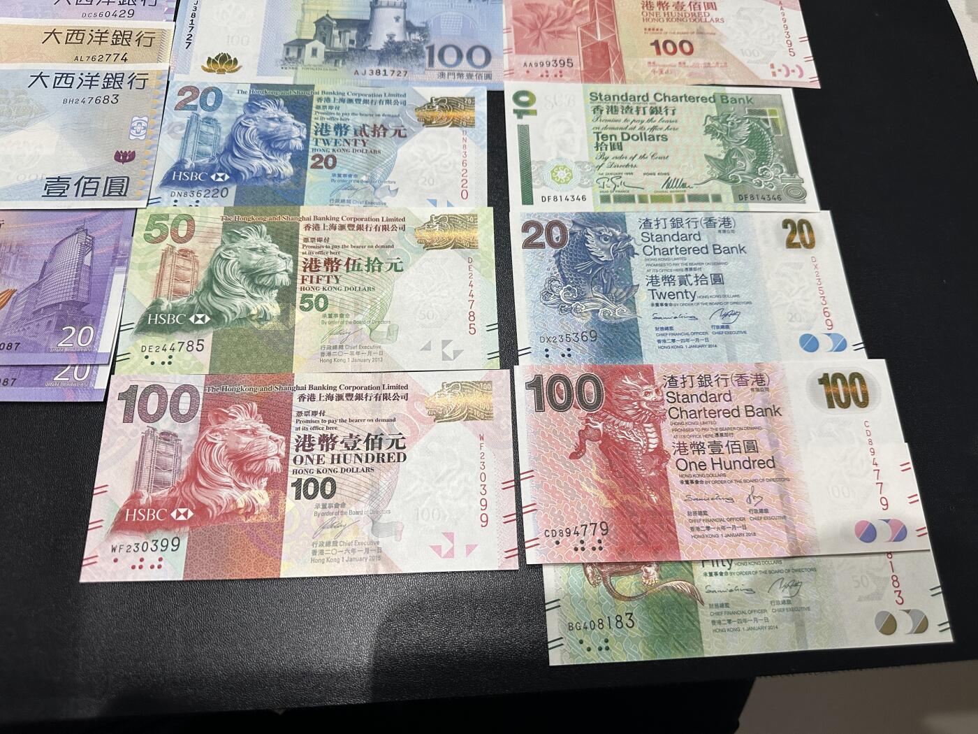 《外钞收藏家》第五百九十二期（精选场）（本平台长期征集拍品、欢迎藏友们联系合作） 港币塑料钞标准10连号+港澳币10-100元小面额还有纪念钞一起  共1000元 全新UNC