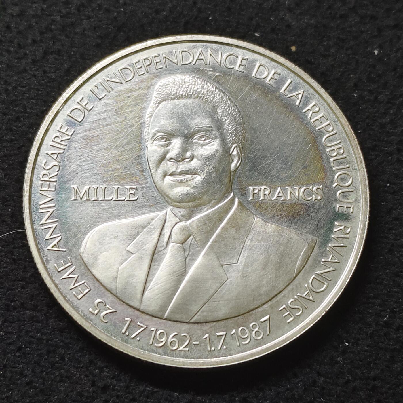 【全场包邮】纯粹捡漏拍485场（免费代拍第22场） 卢旺达1989年1000法郎国家银行25周年（38.47毫米28.47克）纪念银币