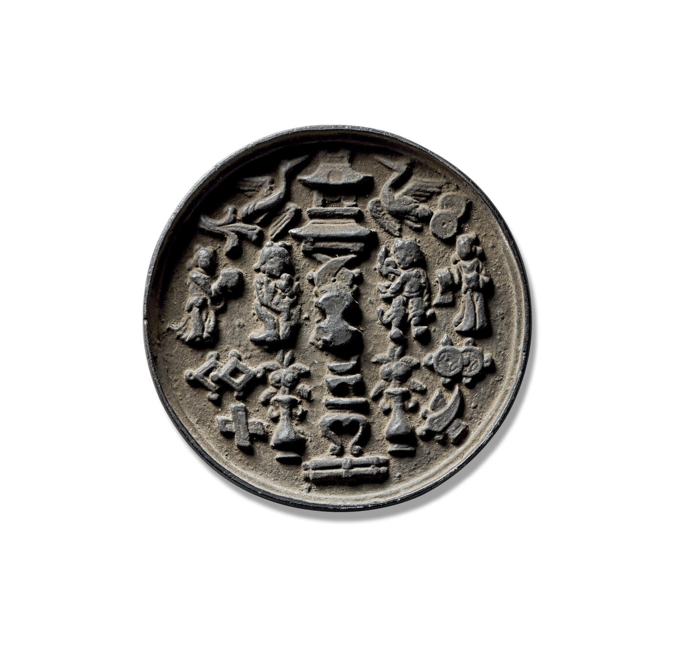 上海匡时2025年秋季拍卖会 中国历代钱币 铜镜专场 人物多宝镜 圆形，银锭钮。镜面纹饰以居中的祥云仙阁、元宝钮以及下方的莲叶荷花为中轴呈左右对称分布。中国传统的装饰文化讲究图必有意，意必吉祥，画面中的仙鹤、雉鸡、莲花和元宝都蕴含着松鹤延年、吉祥如意、多子多福、福禄有余的吉祥寓意。此镜为古代人物故事镜中难得的精美品，纹饰生动，版模一流，品相上佳。闻德评级：85。