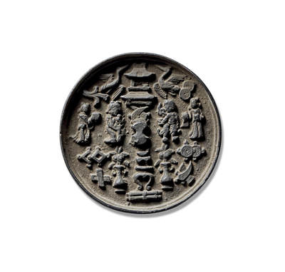 上海匡时2025年秋季拍卖会 中国历代钱币 铜镜专场 - 人物多宝镜 圆形，银锭钮。镜面纹饰以居中的祥云仙阁、元宝钮以及下方的莲叶荷花为中轴呈左右对称分布。中国传统的装饰文化讲究图必有意，意必吉祥，画面中的仙鹤、雉鸡、莲花和元宝都蕴含着松鹤延年、吉祥如意、多子多福、福禄有余的吉祥寓意。此镜为古代人物故事镜中难得的精美品，纹饰生动，版模一流，品相上佳。闻德评级：85。