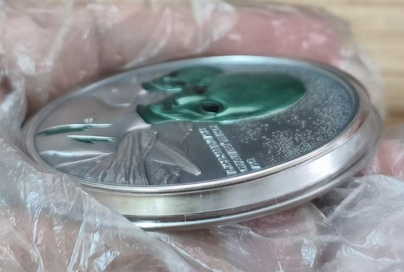 第184期拍卖 【龙头币】喀麦隆2024年, 星际现象(1)-罗斯威尔UFO事件，2盎司加大(直径达50mm), 金属蓝彩色、高浮雕、仿古、双面彩色纪念银币. 盒证全. (龙头币 新热门飞碟系列第一枚)，实物超漂亮质感动感. 国外售价436+美元